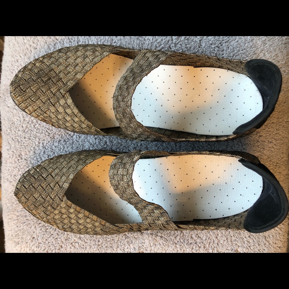 Dark metallic champagne, woven walking shoe